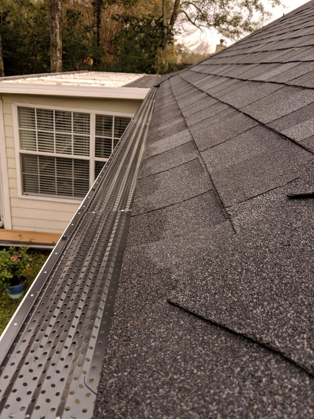 LeafTEK Heavy-Duty Aluminum Gutter Guard System, Fits 5 in, 200 ft, Black customer photo 2
