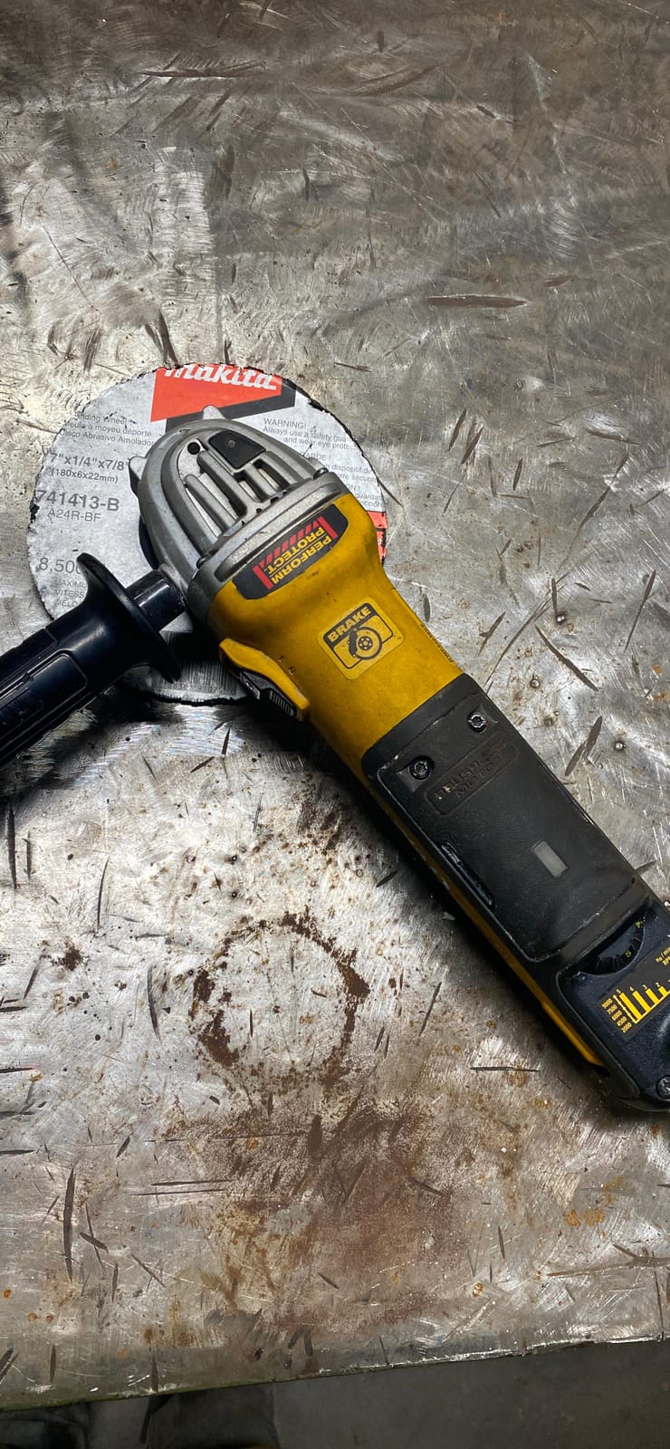 DEWALT Angle Grinder, 5 to 6-Inch, Variable Speed, Slide Switch (DWE43240VS) customer photo 1