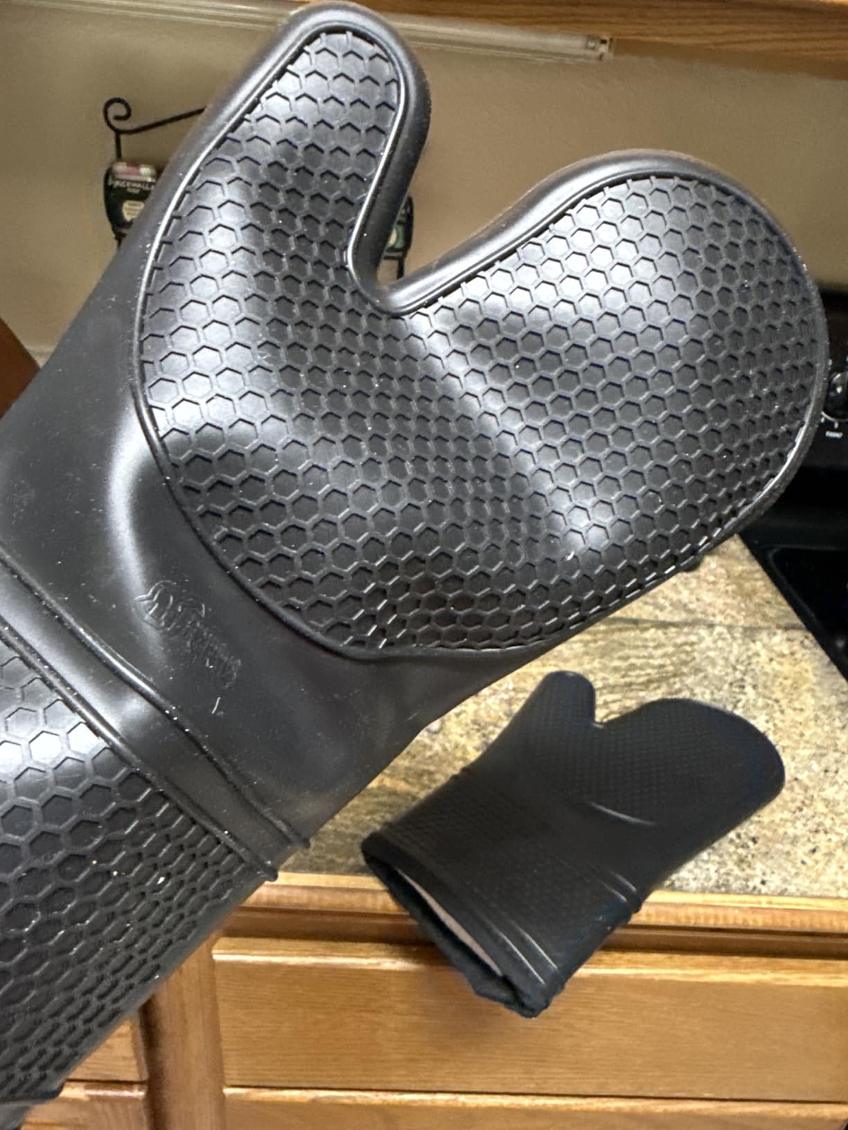 GORILLA GRIP Silicone Oven Mitts, 550F Heat Resistant, 12.5x8.3, Black customer photo 1