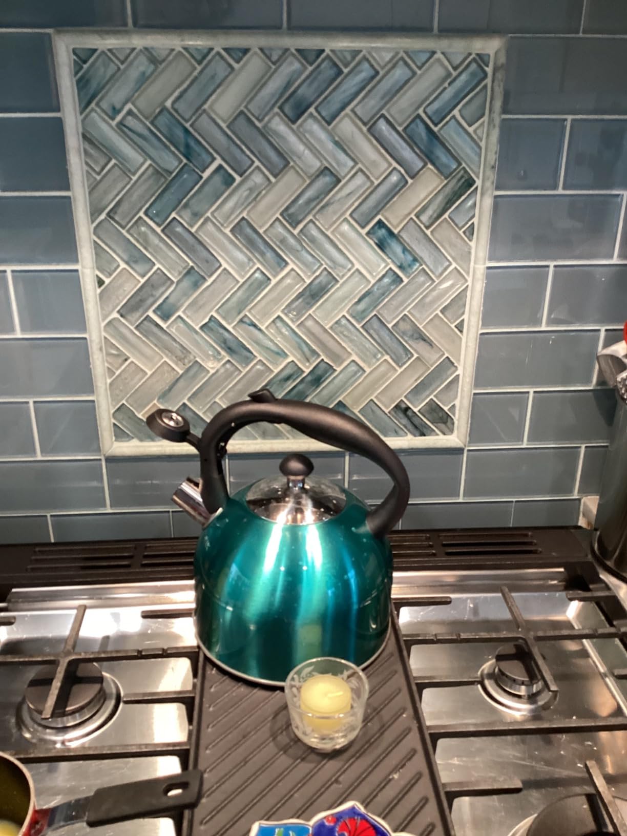 Amazon Basics Stovetop Whistling Tea Kettle, Fast Boiling, Stainless Steel, Food Grade, Ergonomic Handle, 2.3 Liter, Teal customer photo 1