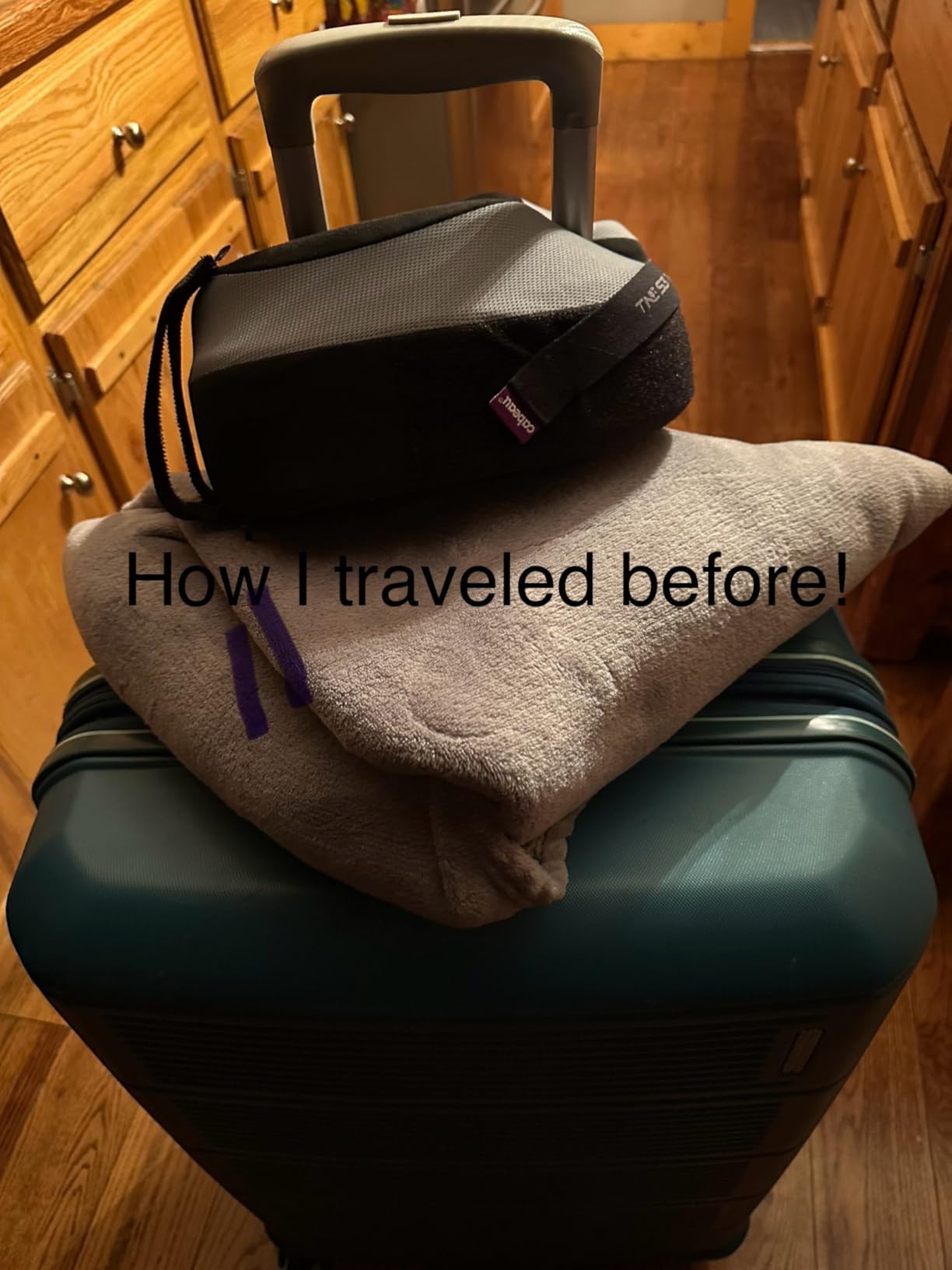 EverSnug Travel Blanket and Pillow - Premium Soft 2 in 1 Airplane Blanket with Soft Bag Pillowcase, Hand Luggage Sleeve and Backpack Clip (Light Pink) customer photo 2