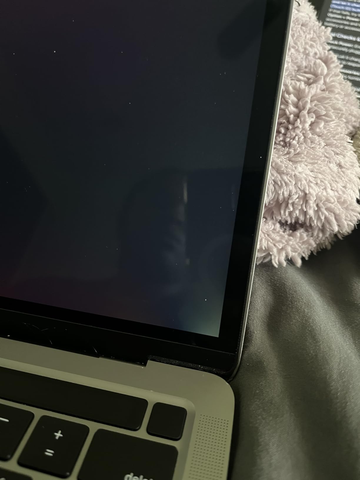 Apple 2020 MacBook Pro with 2.0GHz Intel Core i5 (13-inch, 16GB RAM, 512GB SSD Storage) - Space Gray (Renewed) customer photo 2