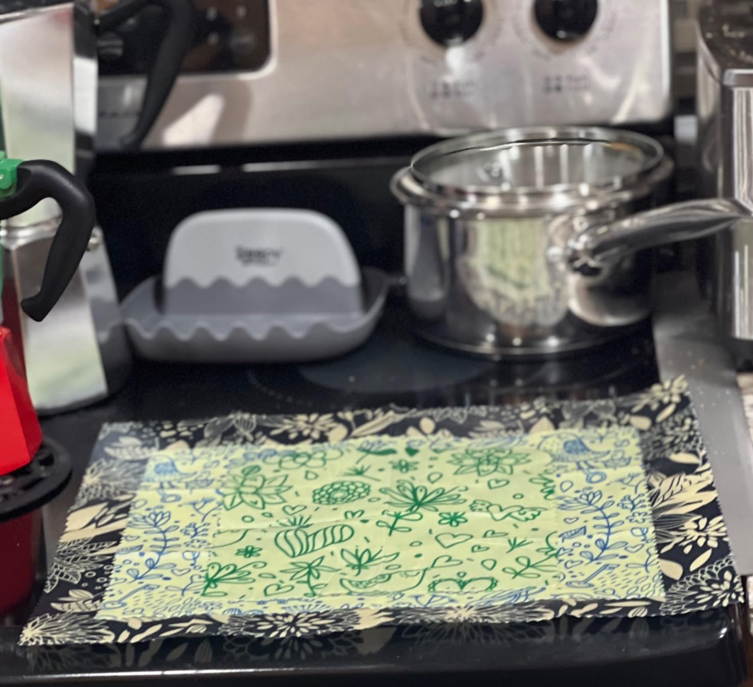 Akeeko Reusable Beeswax Food Wraps - Assorted 9 Packs, Reusable, Plastic-Free Food Storage, 5 Small, 2 Medium, 1 Large, 1 Extra Large Wraps with Abstract Curves Pattern customer photo 2