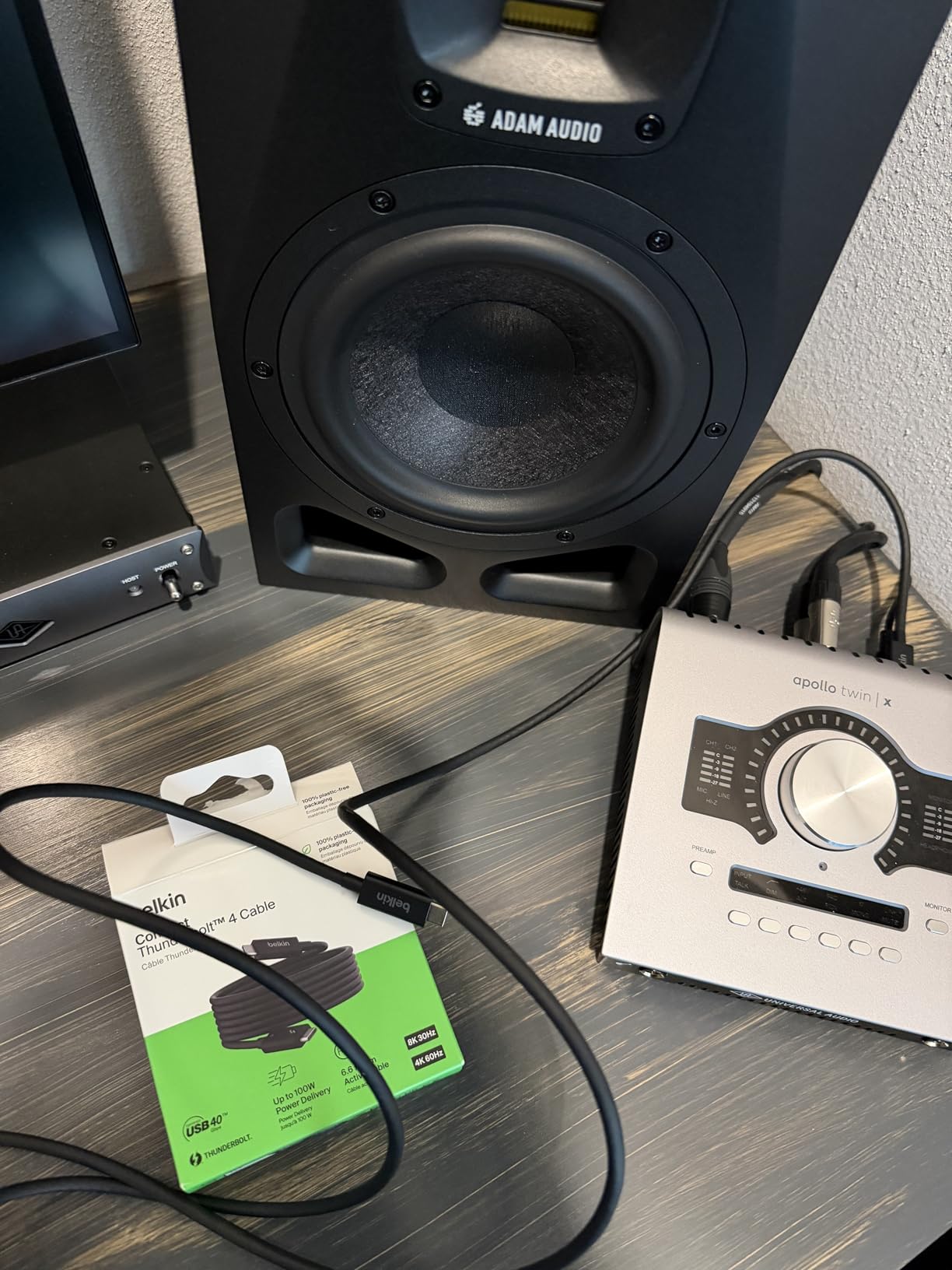 Belkin Thunderbolt 4 Cable, 100W PD, 2M, USB4 Compliant customer photo 2