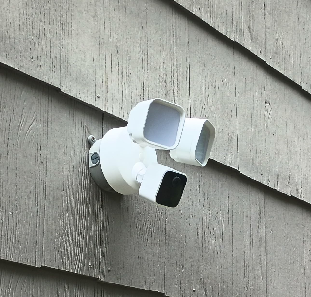 Blink Wired Floodlight Camera, Smart security camera, 2600 lumens, HD live view, enhanced motion detection, built-in siren, Works with Alexa, 1 camera (White) customer photo 2