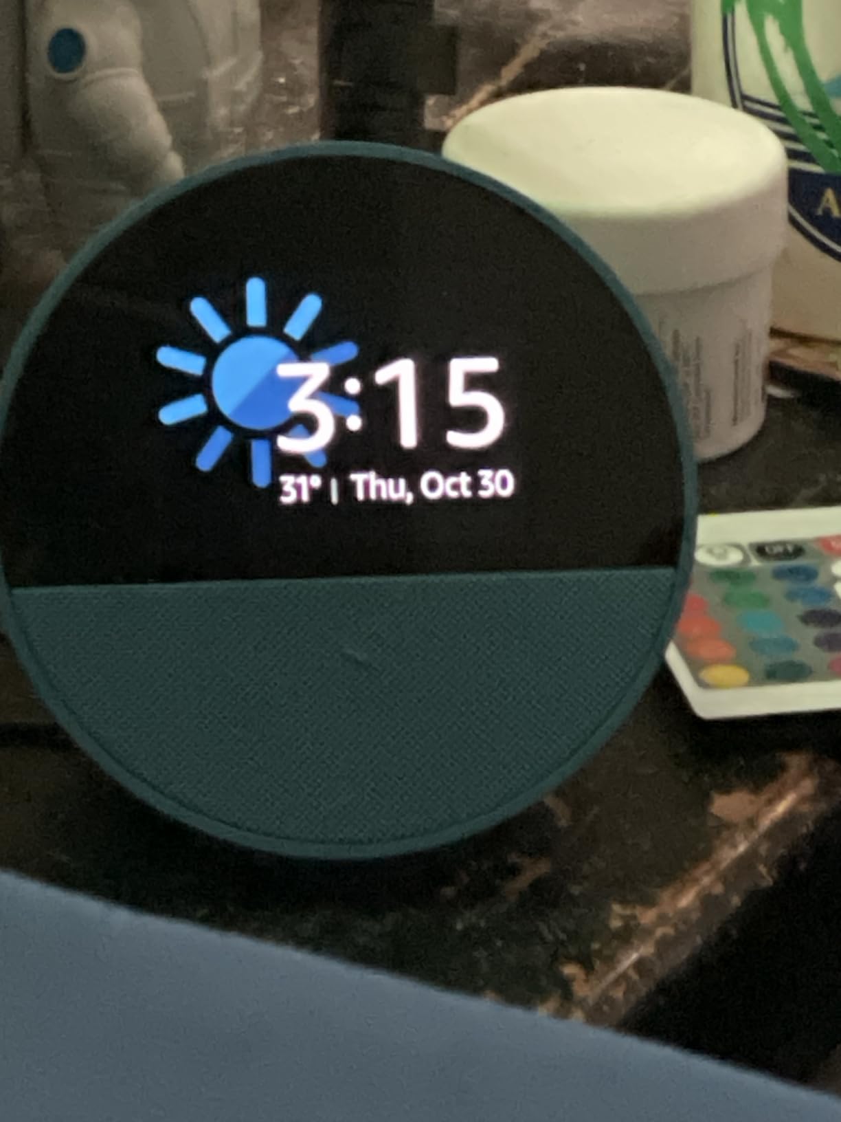 Amazon Echo Spot (newest model), Great for nightstands, offices and kitchens, Smart alarm clock, Designed for Alexa+, Black customer photo 1