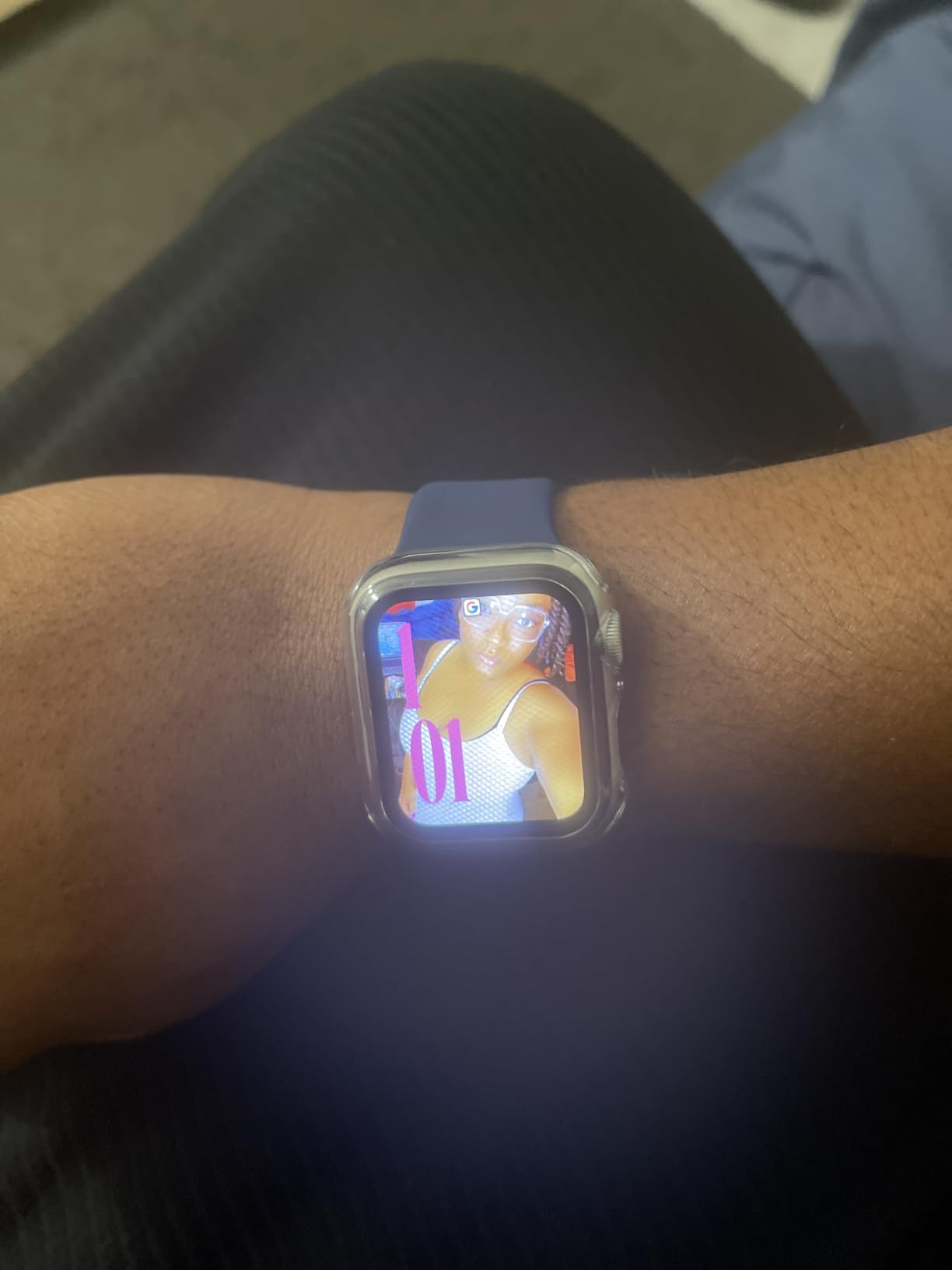 Apple Watch SE (2nd Gen) (GPS, 40mm) - Starlight Aluminum Case with Starlight Sport Band, M/L (Renewed) customer photo 1