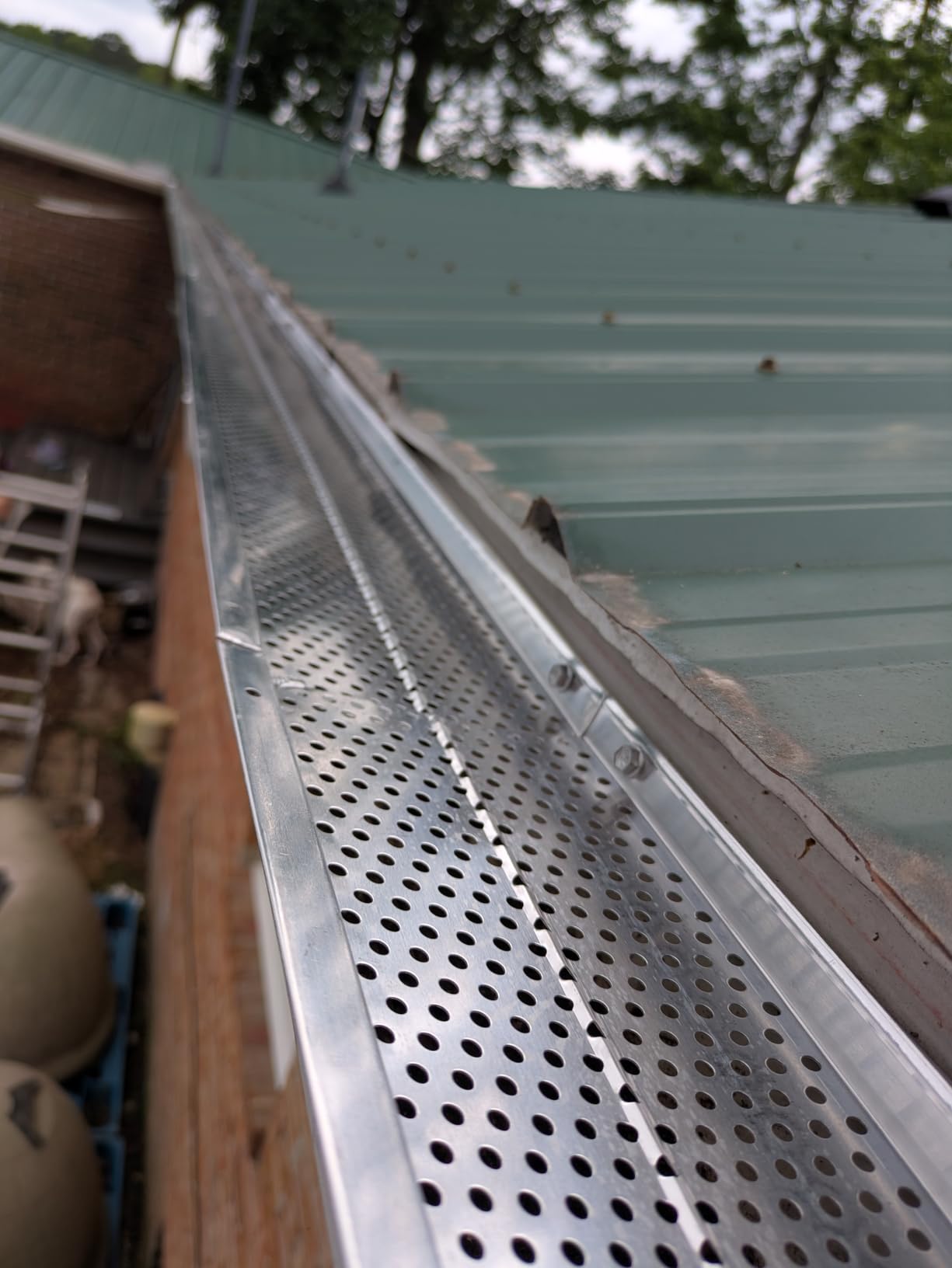 VEVOR Gutter Guard, 5 inch Width, Aluminum Leaf Filter DIY Gutter Cover, 13 PCS 52 ft Total Length, 0.157'' Hole Diameter & 0.02'' Thick Fits Any Roof or Gutter Type customer photo 2