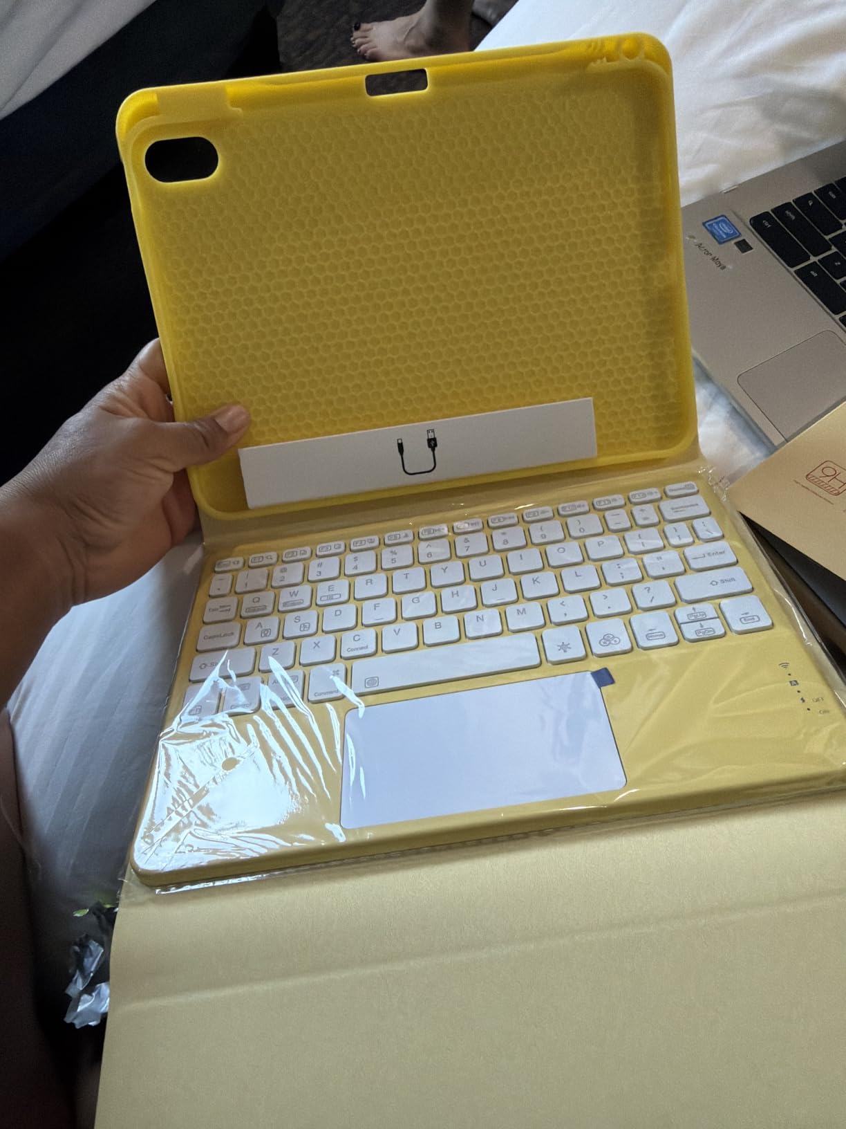 Harvopu for iPad A16 11th/10th Generation Case with Keyboard, Folio Cover customer photo 1