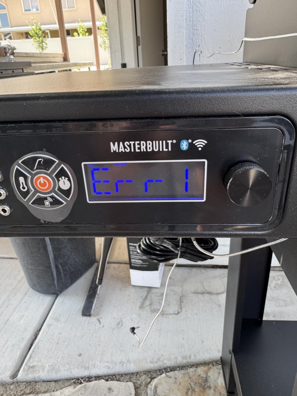 Masterbuilt® Gravity Series® 600 Smoker Grill - Digital Charcoal Grill,WiFi Technology, GravityFed™ Charcoal Hopper, 600 Cooking Sq. Inches, Black, Model MB20041023 customer photo 1