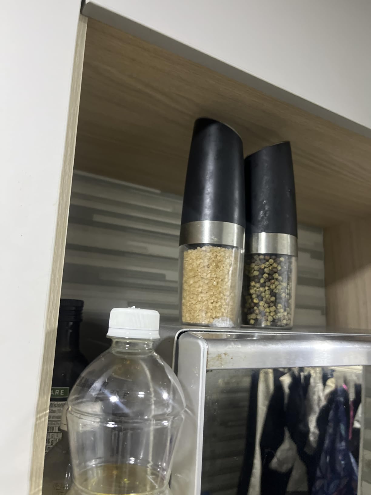 UNNEES Battery Operated Gravity Salt And Pepper Grinder Set, 2 Pcs (Black) customer photo 1
