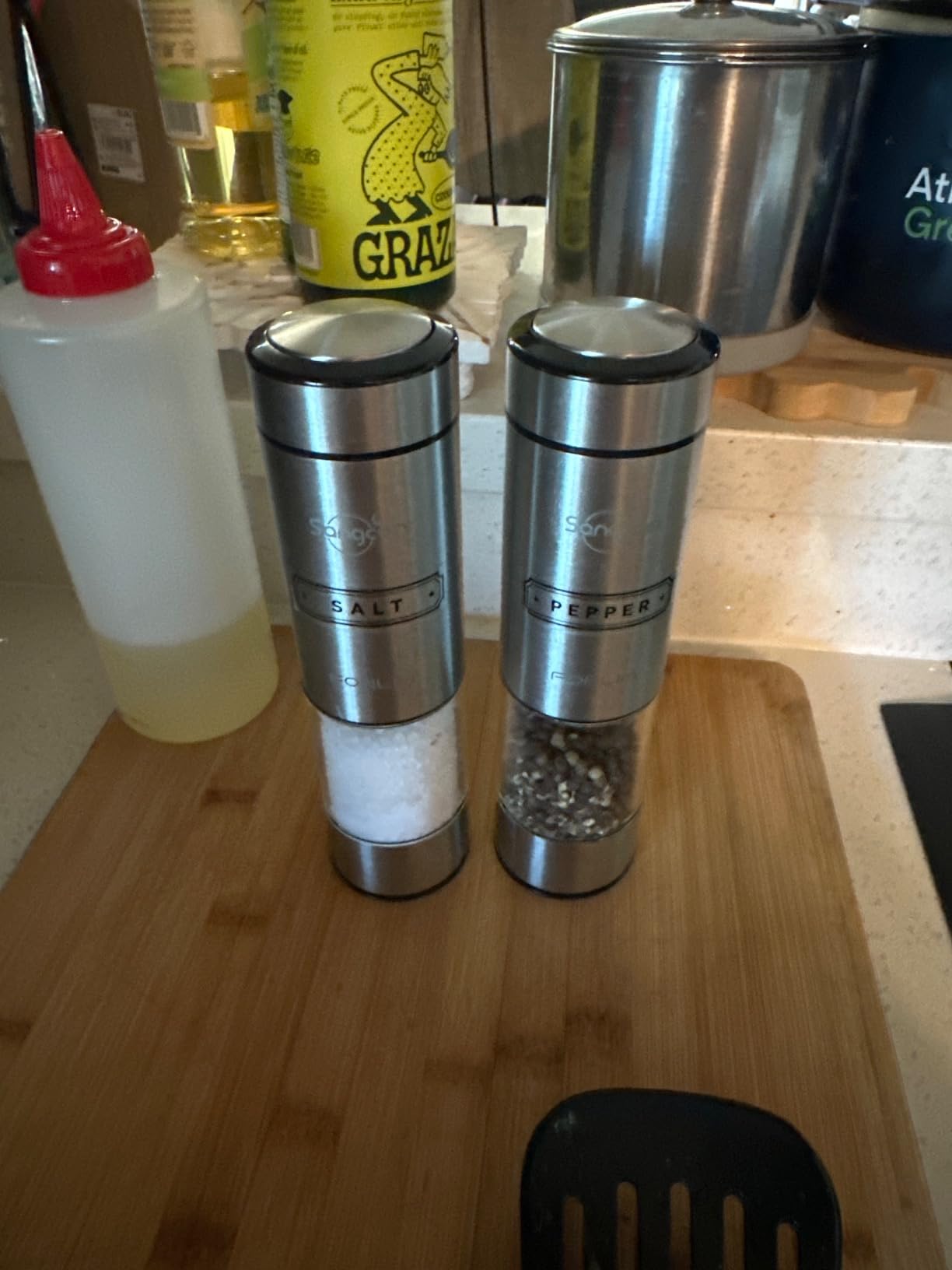 FORLIM Electric Salt & Pepper Grinder Set, Rechargeable 2 Pack, Black White customer photo 2