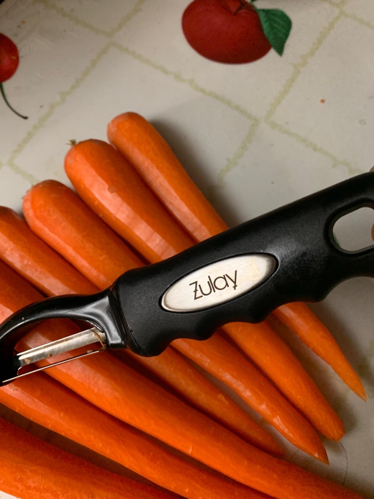 Zulay Kitchen Premium Vegetable Peeler for Kitchen - Swivel Peeler with Razor Sharp Stainless Steel Blades & Strong Ergonomic Handle - Dishwasher Safe, Easy To Use with Blemish Remover - Black customer photo 1