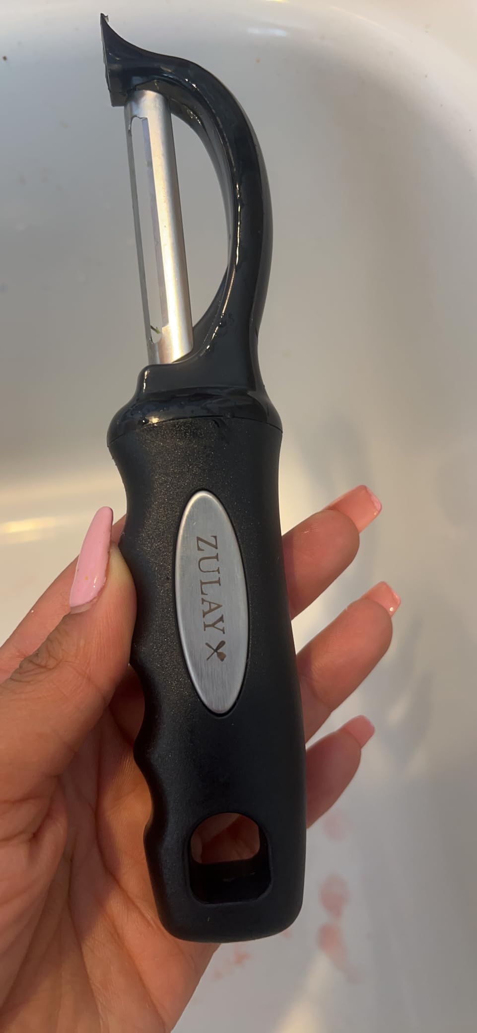 Zulay Kitchen Premium Vegetable Peeler for Kitchen - Swivel Peeler with Razor Sharp Stainless Steel Blades & Strong Ergonomic Handle - Dishwasher Safe, Easy To Use with Blemish Remover - Black customer photo 2