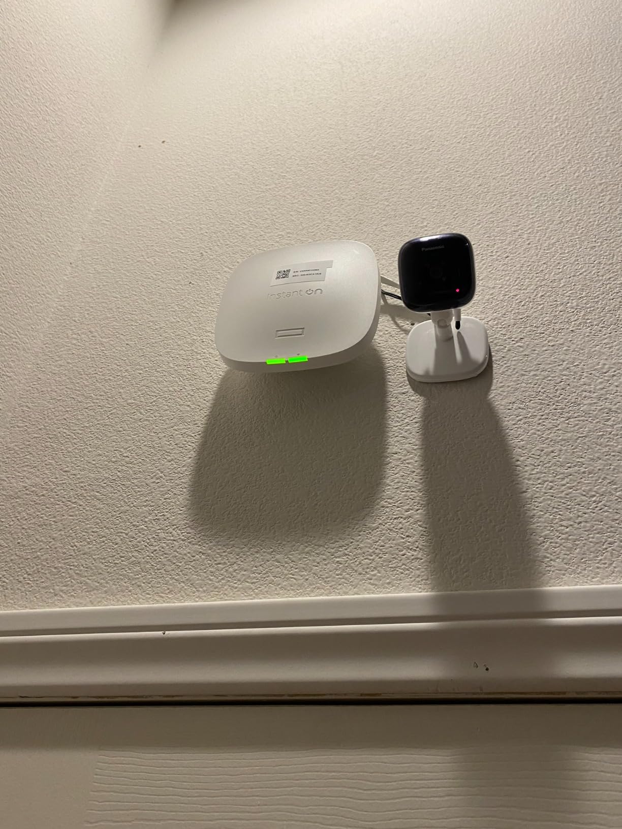 HPE Networking Instant On Access Point AP32 2x2 WiFi 6E Indoor Wireless Access Point | Secure, Tri-Band, Future Ready | Power Source Not Included | US Model (S1T22A) customer photo 1