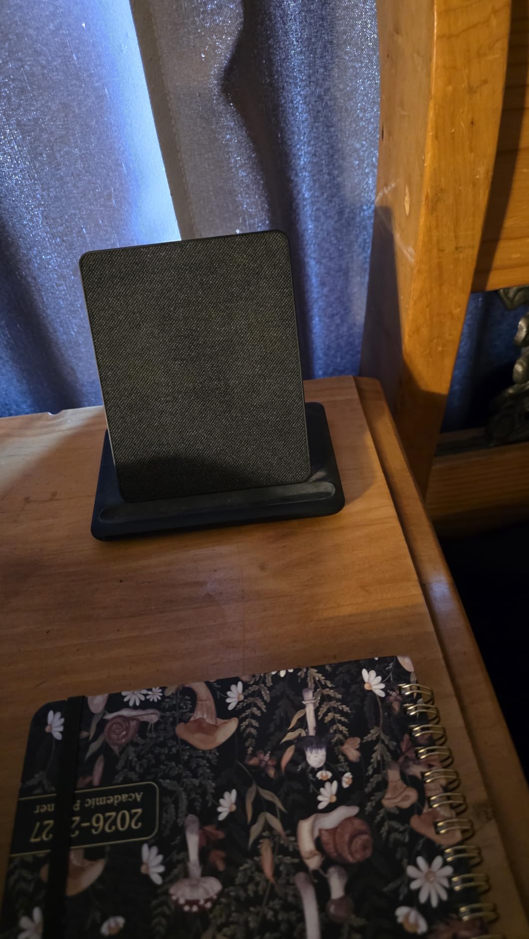 Made for Amazon, Wireless Charging Dock for Kindle Paperwhite Signature Editions (2022 & 2024 Releases) and Kindle Colorsoft Signature Edition customer photo 1