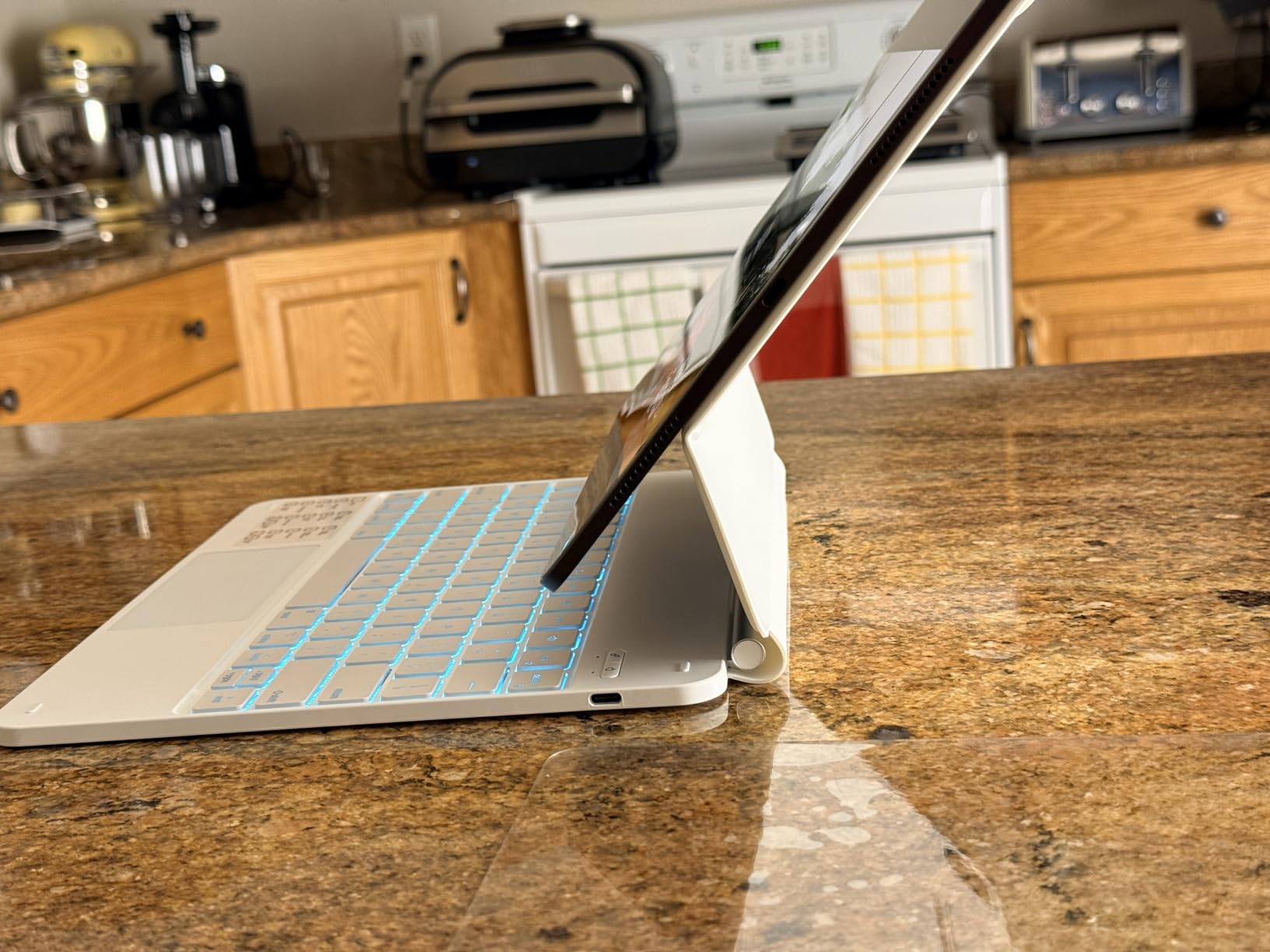 Apple iPad Pro 13-Inch (M4): Built for Apple Intelligence, Ultra Retina XDR Display, 512GB, 12MP Front/Back Camera, LiDAR Scanner, Wi-Fi 6E, Face ID, All-Day Battery Life — Space Black customer photo 1