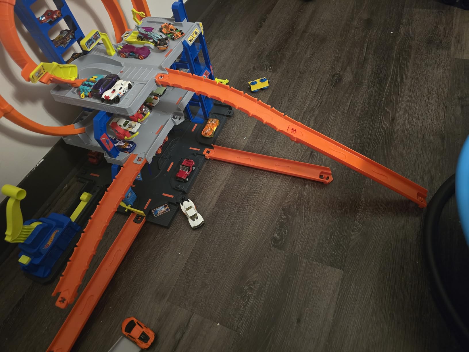 Hot Wheels Track Creator Deluxe Pack & 2 1:64 Scale Toy Cars customer photo 2
