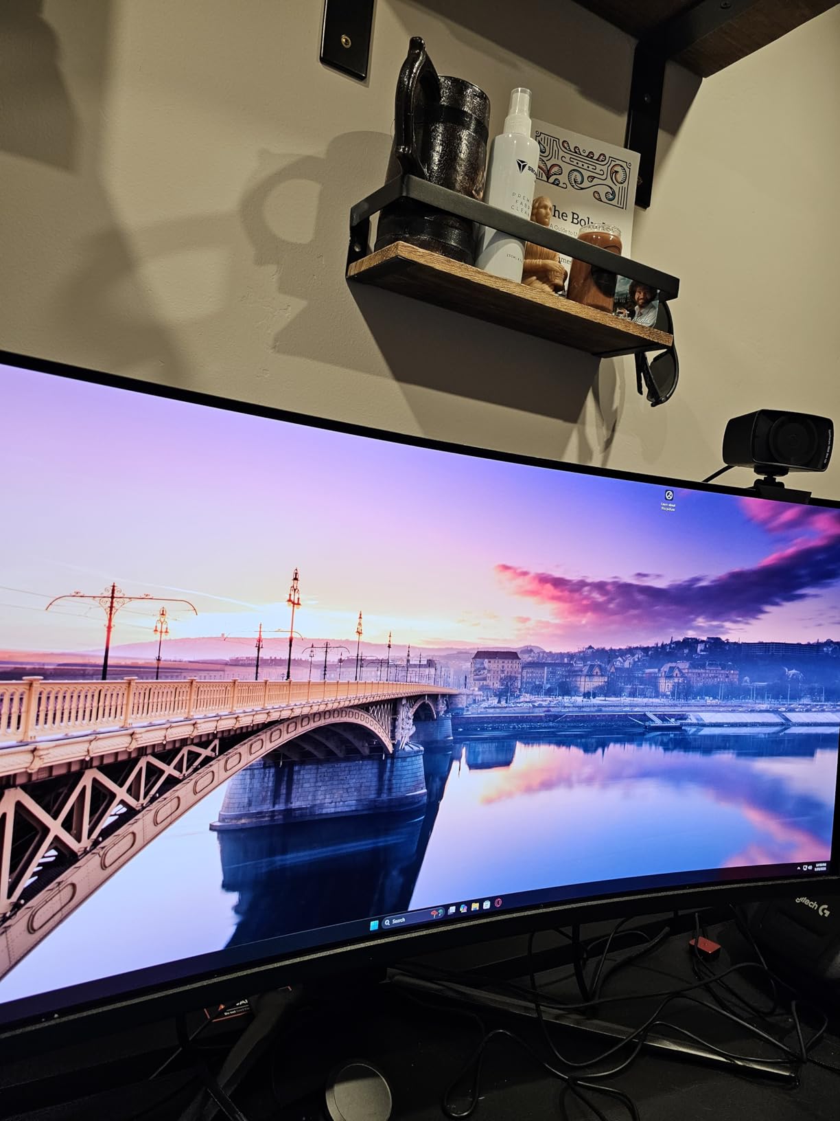 msi MPG 321CURX QD-OLED, 32-Inch, 4K UHD, 3840x2160,1700R,OLED Monitor, 240Hz, 0.03ms, DisplayHDR True Black 400, G-SYNC Compatible, HDMI 2.1, DP 1.4a, USB C (98W PD),Height Adjustable, Black customer photo 1