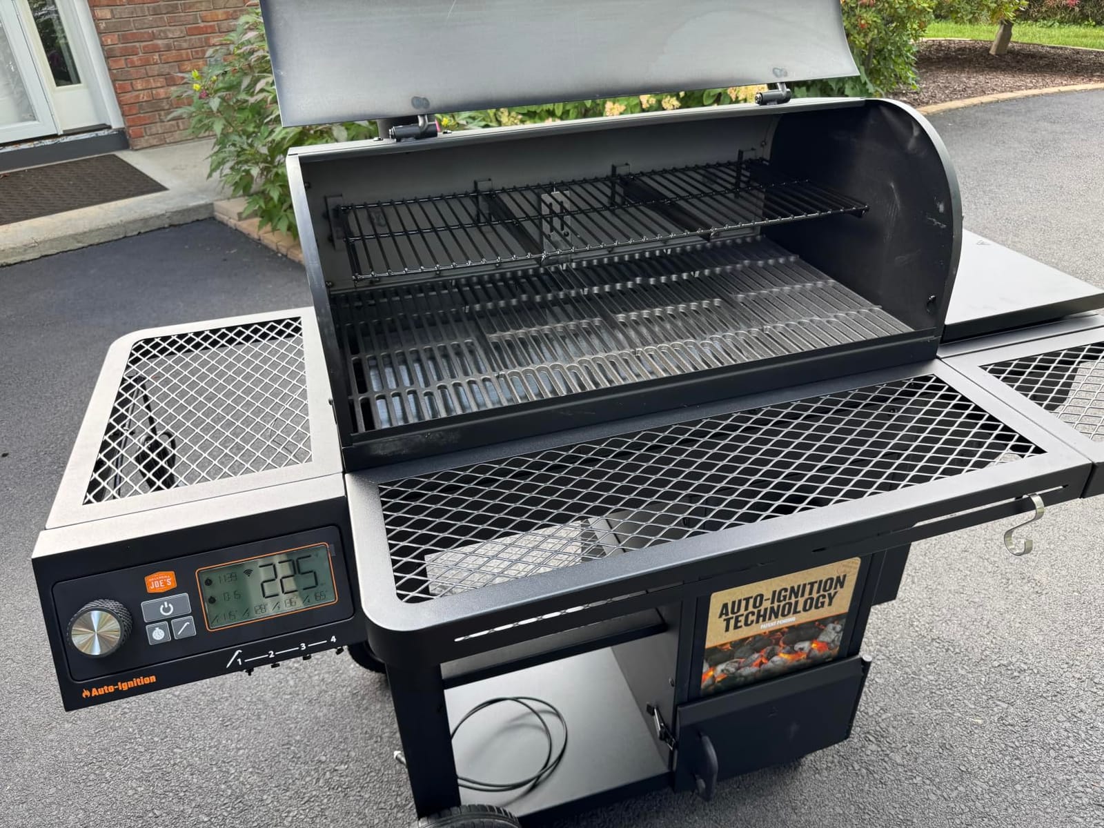 Oklahoma Joe's Tahoma 900A DLX Auto-Feed Charcoal Smoker & Grill w/Wi-Fi - 25203115 customer photo 2