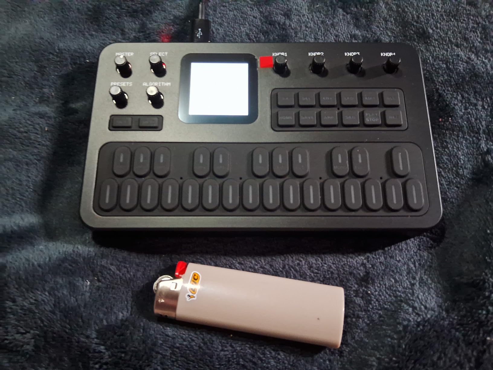 M-VAVE Wireless Portable FM Synthesizer with Built-in Speaker and Battery, 6 Operators, 32 Algorithms, 128 Preset Sounds, TFT Display Screen, 6 Built-in Effects, Arpeggiator, 16-Step Sequencer (Black) customer photo 1